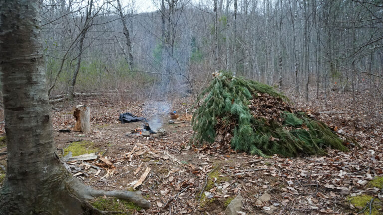 obozowisko zbudowane podczas kursu survivalu